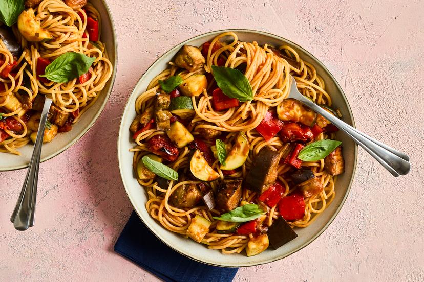 France meets Italy in this Mediterranean flavour fest. Hearty chunks of aubergine, courgette and red pepper are gently grilled with baby tomatoes, generously mixed with spaghetti, and tossed in a fragrant tomato and basil sauce. Veggie pasta never tasted so good!