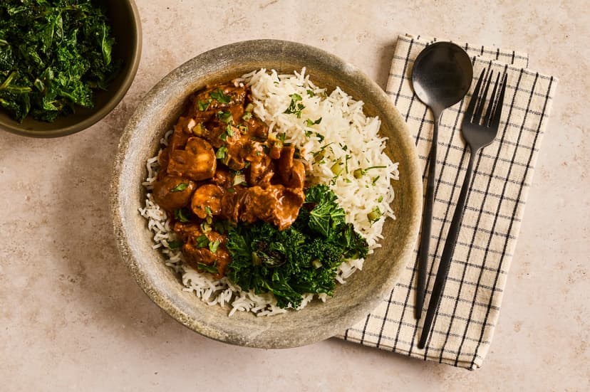 This recipe uses flavoursome bavette beef steak (fun fact: it’s known as the ‘butcher’s cut’ because it’s so good, butchers are said to keep it for themselves). Add to that a creamy mushroom sauce (elevated with a little paprika, parsley and chopped gherkins), fluffy rice and a side of nutty kale and you have the actual recipe for happiness!