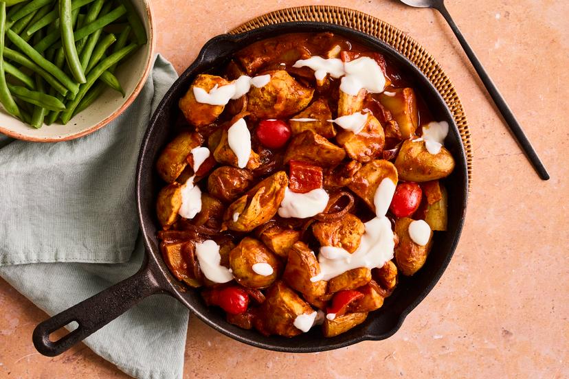 Call off the search, we’ve found your new favourite chicken recipe! Tuck into chunks of chicken, smoky bacon and juicy cherry tomatoes, all simmered in a barbecue sauce and stirred together with roasted new potatoes and served with green beans.