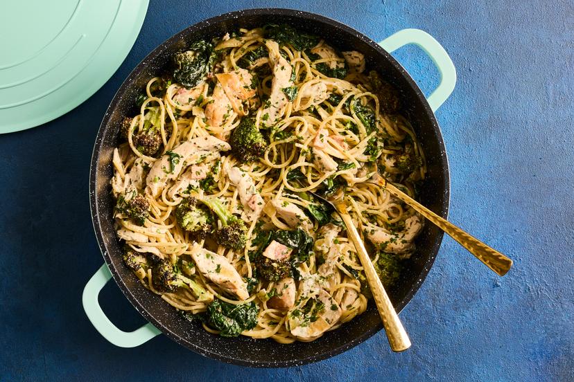 Serve up a pleasing plateful of chicken and bacon spaghetti, packed out with fresh spinach and cavolo nero cabbage, and flavoured with garlic, Italian herbs, nutmeg and creamy Greek-style yogurt. We could tell you how delish it is, but we think the clean plates will speak far louder than any words…