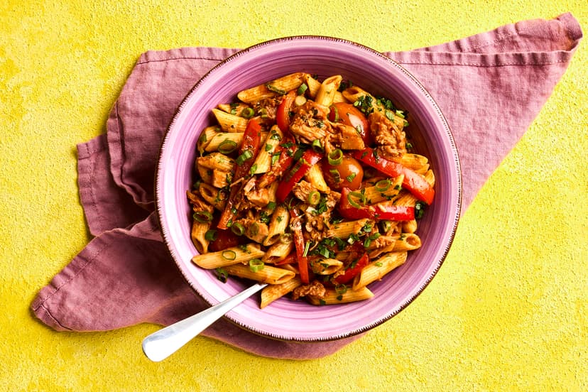 Winner, winner, jackfruit dinner! If you’ve never tried jackfruit, you’ll love its versatility. Here, we’ve created a Spanish/Italian fusion dish – jackfruit in a tomato and red pepper sauce, spiked with smoked paprika and stirred through penne pasta for a crowd-pleasing midweek supper.