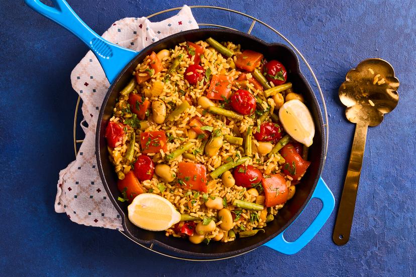 Butter beans – one of the hottest ingredients right now – take centre stage in this authentically flavoured paella. Mixed with onion, tomatoes, red pepper and green beans, with a zippy hit of paprika and warming turmeric, all stirred into brown rice, you’ll wonder where they’ve bean all your life.