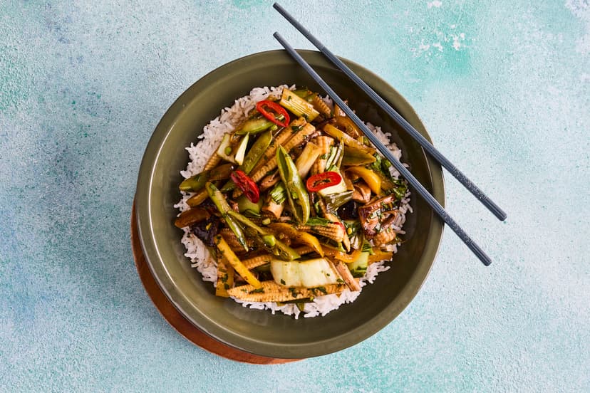 Oyster mushrooms have a delicate, earthy flavour, which complements this stir-fryʼs rich, aromatic oyster, chilli, ginger and garlic sauce perfectly. Sizzled with crunchy baby corn, sugar snaps, spring onions, yellow pepper and pak choi, itʼs surely a strong contender for favourite new fakeaway?