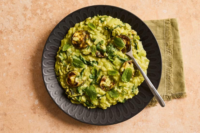 Hey pesto – we’ve packed a garden-full of green veg into this risotto that’s bursting with the flavours of summer. Leek, peas, spinach, courgette and onion are stirred into tender arborio rice, and finished with a minty pea pesto.