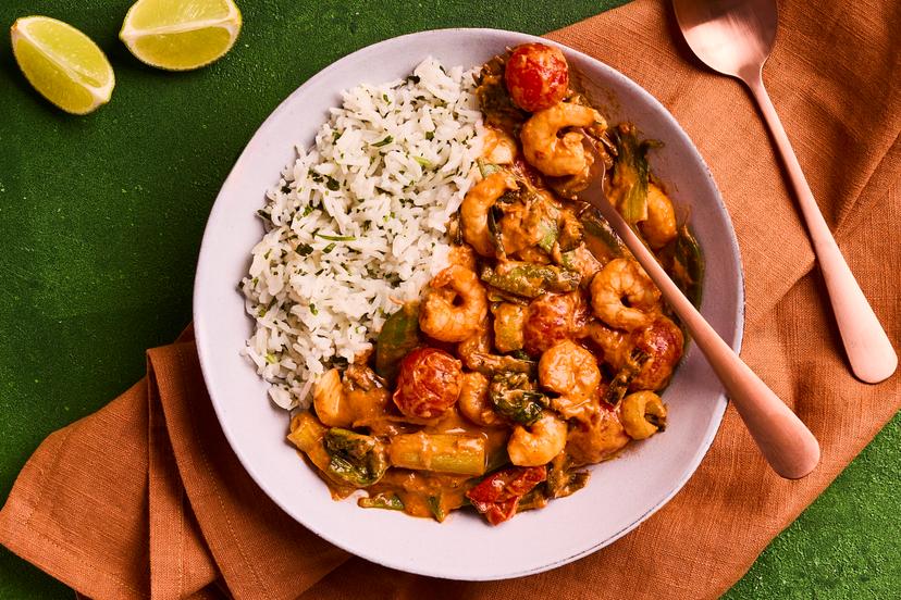 This magical prawn curry is bursting with flavour – and it’s on the table in 20 minutes. Plump prawns, spring onions, tomatoes, mangetout and pak choi are stir-fried in our special red Thai paste, zhuzhed up with lime and served with coriander-flecked basmati rice.