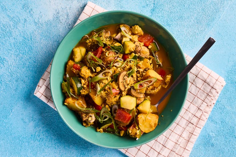 There are lots of versions of scrambled tofu, and we reckon ours is the best! Delicious at any time of day, crumbled tofu is mixed with onion, mushrooms, red pepper, courgette and potato, seasoned with mild Indian spices, and topped with spring onion. You’ll be scrambling for seconds!