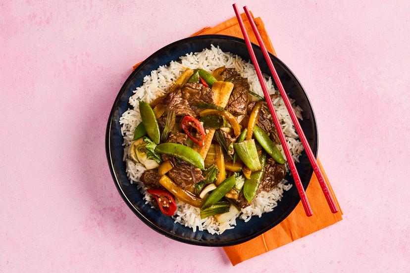 Our fab fakeaway is packed with authentic Chinese flavour. Tender strips of bavette steak are sizzled with stir-fried pak choi, pepper, baby corn and sugar snap peas in an aromatic sauce, served with heaps of rice. And it’s on the table in 25 minutes. Wok on!