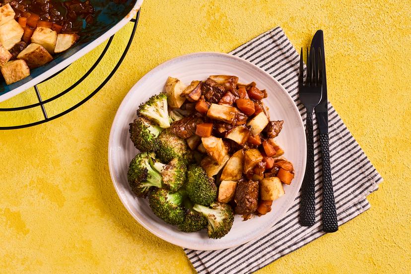 We’re delighted to bring you a smash hit from Slimming World’s Food for the Soul recipe book. Tender chunks of steak nestle in a savoury gravy with onion and carrots, topped with roast potatoes and served alongside roasted broccoli. Does dinner get any better than this?