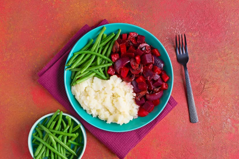 There’s Noël time like the present to add a little French flair to your week! This delish dish pairs chunks of beetroot, chestnut mushrooms and carrots with a sublimely rich sauce made with sautéed onion, garlic, sun-dried tomato paste and Dijon mustard. Served with green beans, it’s the perfect way to have a veggie merry Christmas.