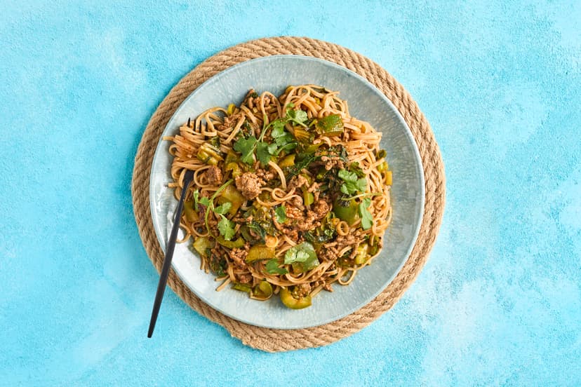 Getting home hangry? We’ve a fast fix for that! Our quickie noodles are stirred through sizzled beef mince, pak choi and pepper in a tasty Thai red curry sauce. Fast and fabulous!