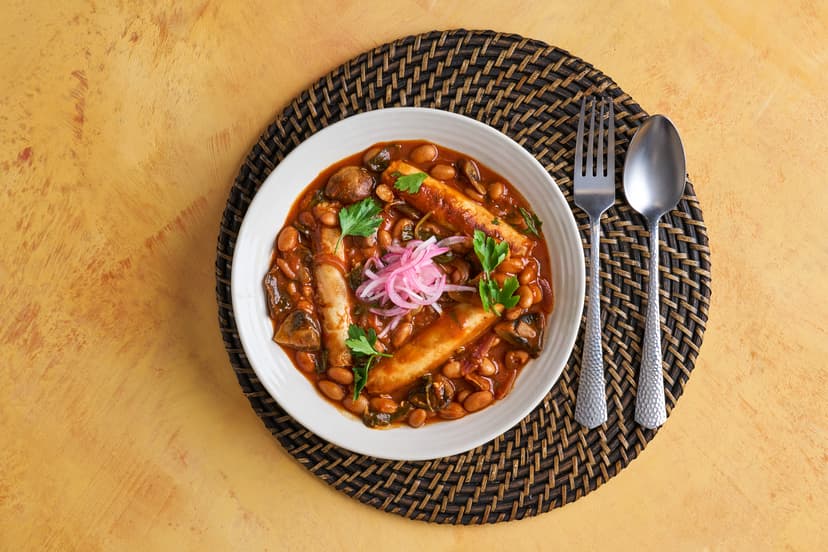 This rich, hearty feast of Slimming World Pork Sausages, borlotti beans, spinach and chestnut mushrooms in a smoky tomato sauce was already pretty perfect. Then… pow! Along came freshly pickled onions and fresh parsley to lift it up to gorgeous new heights.