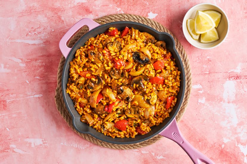 All the smoky, punchy flavour you’d expect from traditional paella, but this time it’s plant-based! Roasted chestnut mushrooms, onion, pepper, garlic and baby tomatoes are flavoured with sun-dried tomato paste, smoked paprika and turmeric, jumbled up with arborio rice and served with lemon wedges and a sprinkling of parsley.
