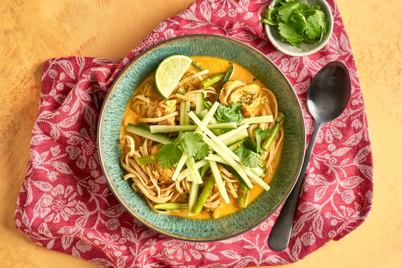 Laksa? Our take on the Malaysian soup is more of a ‘lotsa’, because it’s jam-packed with bold flavours and textures! It features chunks of chicken breast, green beans and rice noodles in a slurp-tastic zingy Thai red curry broth. Add a drizzle of Greek yogurt, top with refreshing cucumber and coriander and you’re ready to bowl…