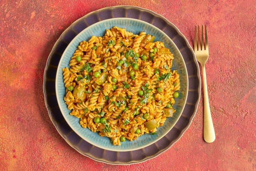 Our fabulous fusion dish fries onion and pepper with warming spices, then adds turkey mince and our über-easy ginger & garlic paste. A quick simmer with stock and passata finishes this curry in a hurry; just add pasta, peas and a flurry of coriander for a feast in 25 mins flat!