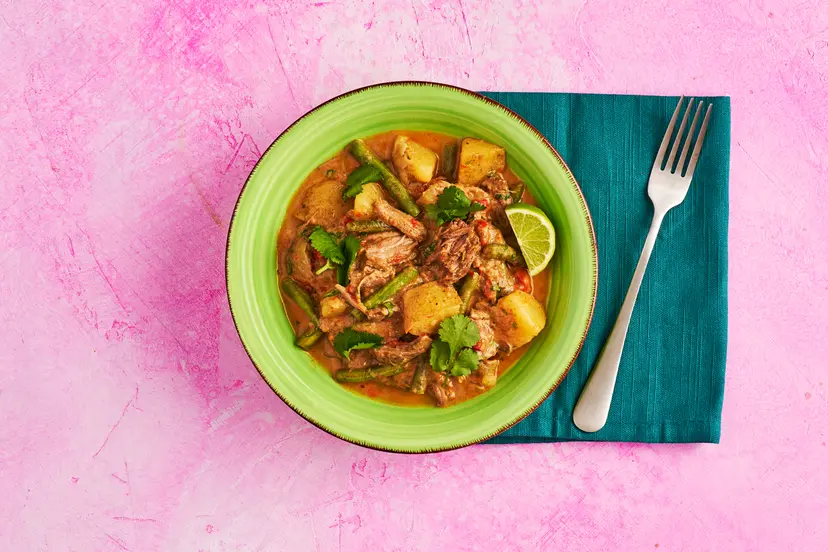 This easy-peasy curry practically makes itself! Into your slow-cooker pot go onion, pepper, chilli and potatoes, joined by bavette steak, our fragrant Thai red curry paste and a dash of fish sauce. A few hours simmering and itʼs ready for the finishing touches: green beans, fresh coriander and a zingy squeeze of lime.
