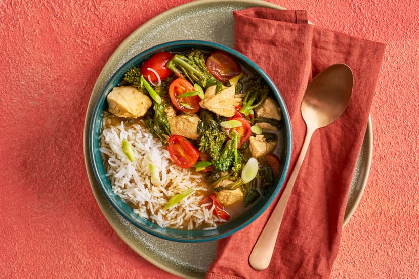 Sizzled chicken breast chunks, spring onions and long-stem broccoli, plus cherry toms, spinach and fluffy rice. So far, so tasty… but this bowl is really all about that broth! The gorgeous, still-simmering blend of ginger, garlic, chilli, soy and balsamic is ladled over at the end, making every mouthful sing.