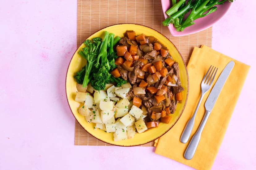 So, how do you make a delicious steak stew in just 25 mins? Easy! Use chunks of tender bavette, which only need a quick simmer, then build big flavour fast by stirring Henderson’s Relish, a dollop of Marmite and a squeeze of garlic paste through the gravy. Serve up with chive and thyme-tossed potato cubes and long-stem broccoli.